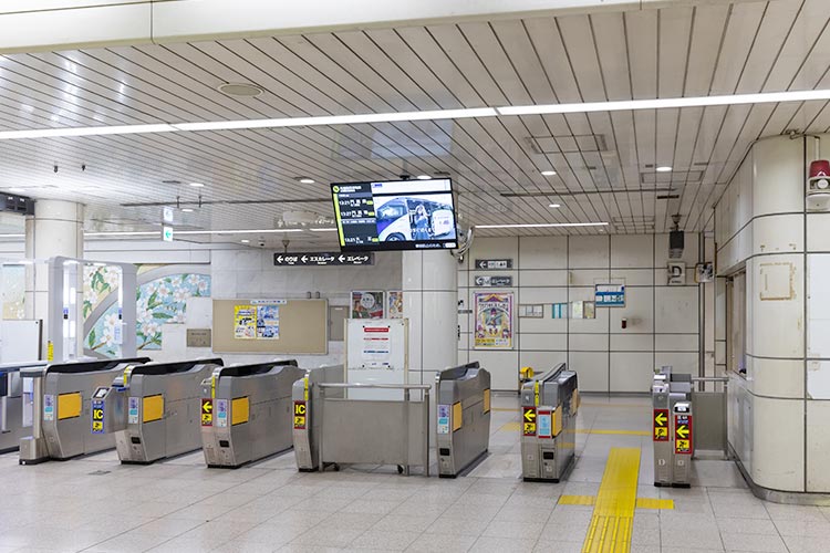 改札を出ます