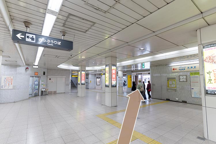 改札左手（4番出口）の方向へ進みます