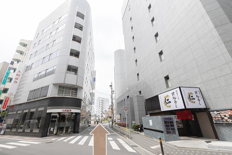 外通路右手の交差点（「大和証券」手前）を渡ります