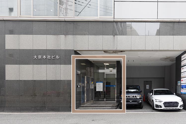 ビルのエレベーターから5階まで上がってください
