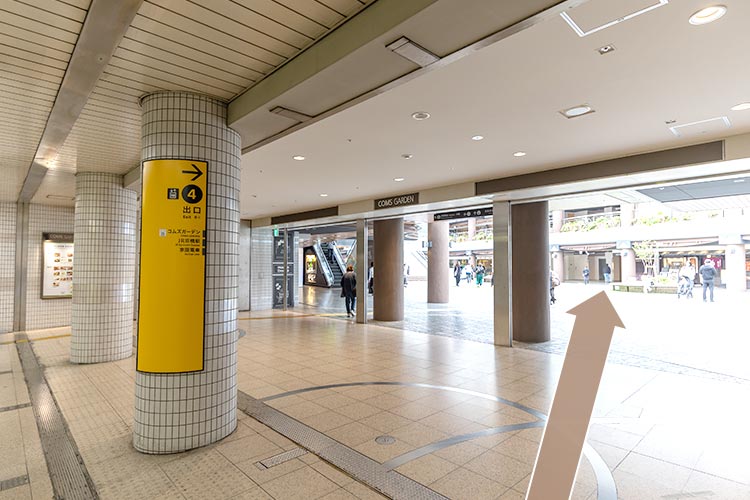 4番出口の案内に従って、広場の方へ進みます