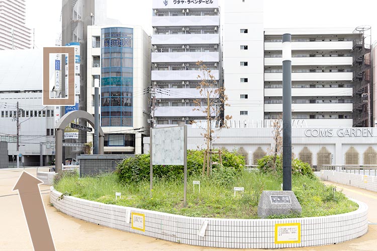 公園を突っ切って右手（駅側）に進みます