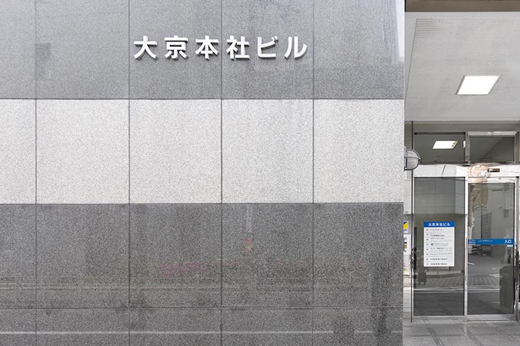 ビルのエレベーターから5階まで上がってください